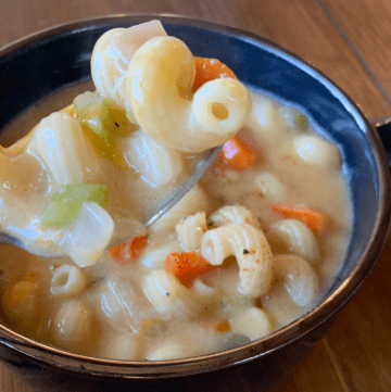 Close up of mac and cheese soup on a spoon